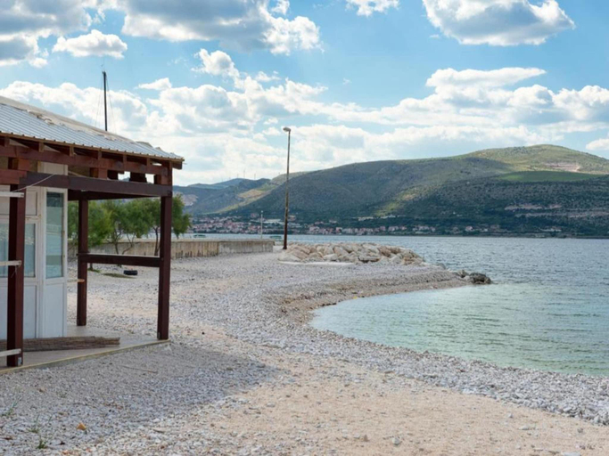Others 5, Apartment 5 km from Trogir s center, Trogir