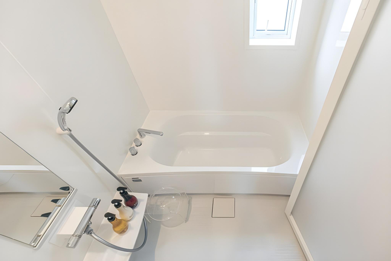 Bathroom 4, Mihana Onnason, Onna