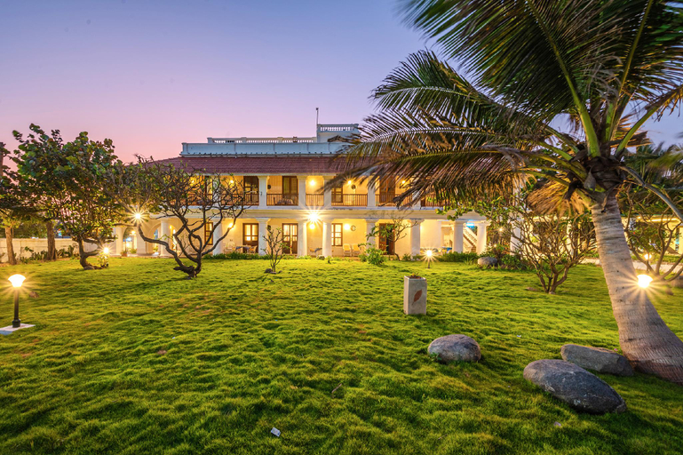 Exterior & Views