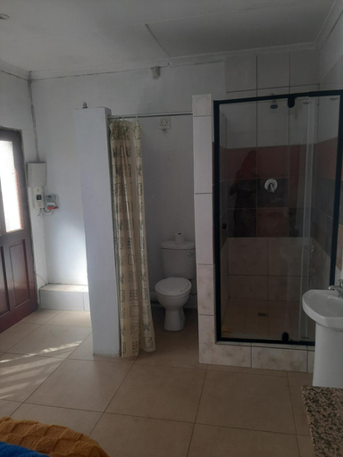 Bathroom 2, Yolkel guesthouse, Ekurhuleni