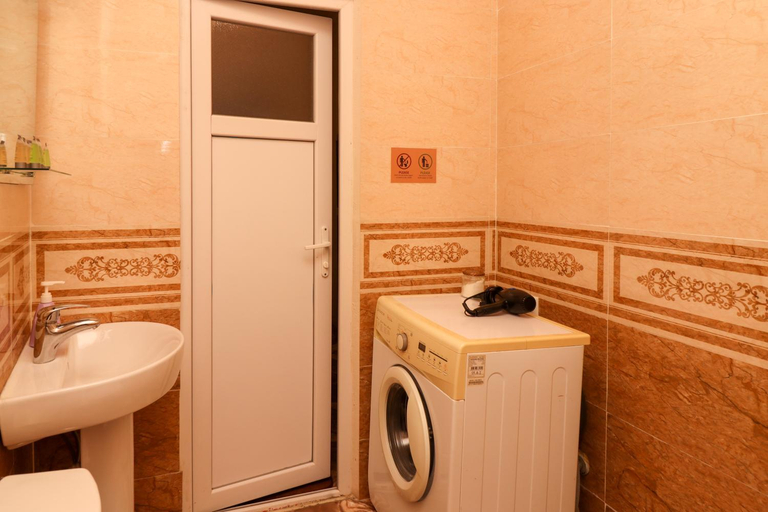 Bathroom, Leon Rooms, Tbilisi