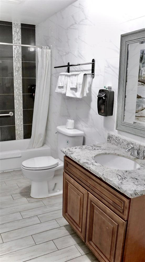 Bathroom 4, norwalk inn & suites, Los Angeles