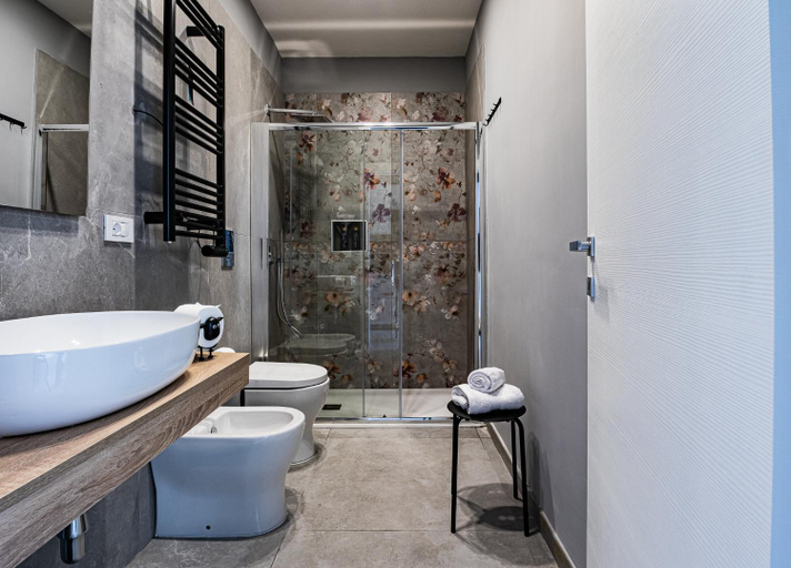 Bathroom 2, Alyde Apartments, Napoli