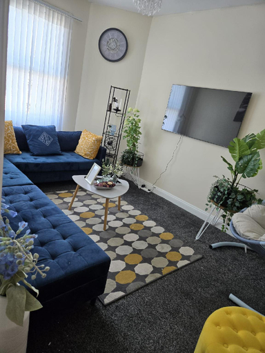 5, Charming Wolverhampton Apartment with Private Entrance, Wolverhampton