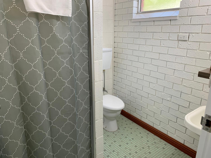 Bathroom 3, Albion Hotel-Motel Finley, Berrigan