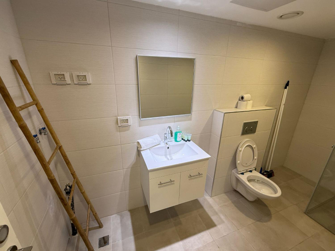 Bathroom 5, J&G Suites