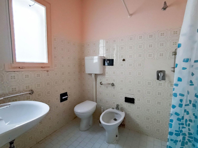 Bathroom 2, San Nichola's, Venezia