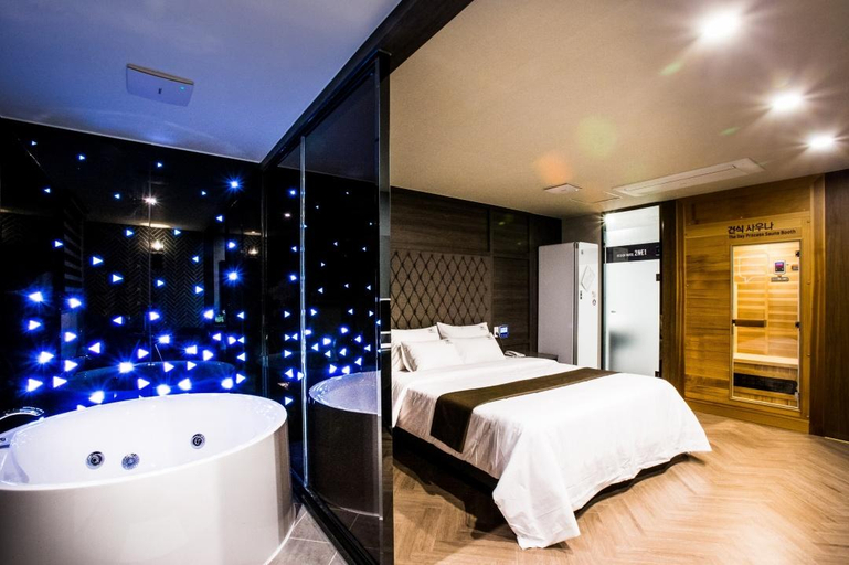 Bedroom 2, Design Hotel 2NE1, Jukdo Market, Pohang, Pohang