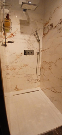 Bathroom 3, Occit'Homieres, Hérault