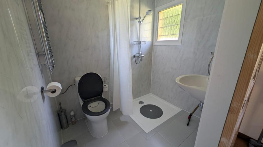Bathroom, Soupiets, Hautes-Pyrénées