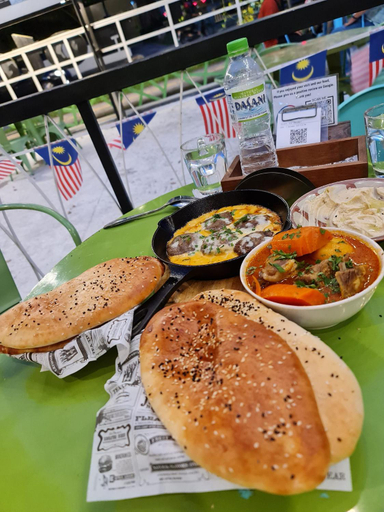 Food & Drinks 4, Cheerful Guesthouse, 2min to Adventist #BudgetStay, Pulau Penang