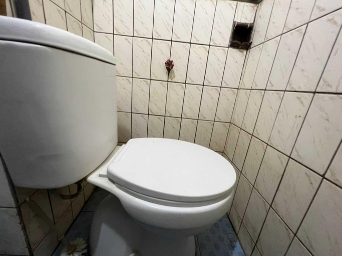 Bathroom 4, Hotel O Kost Gowa Near Gowa, Makassar