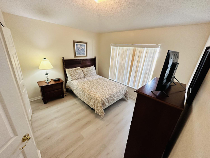 Bedroom, Spacious, open layout and pool relaxation!, Lake
