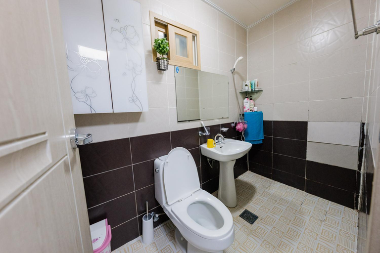Bathroom 4, Panda Guesthouse, Buk