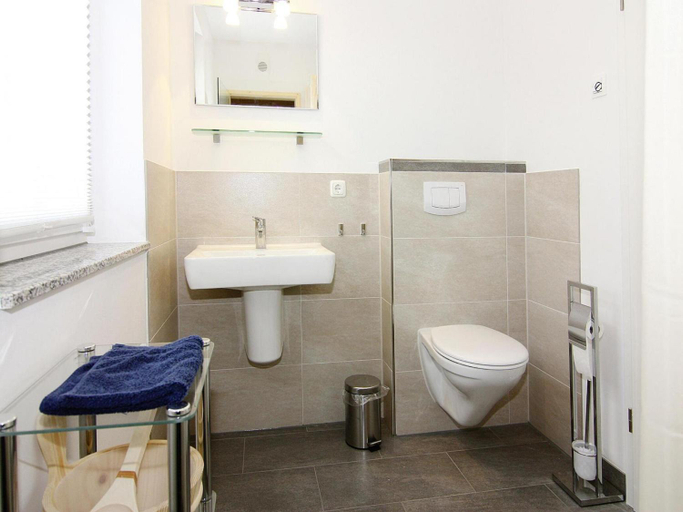 Bathroom 3, Ferienhaus Lotsenhaus am Breetzer Bodden, Vorpommern-Rügen