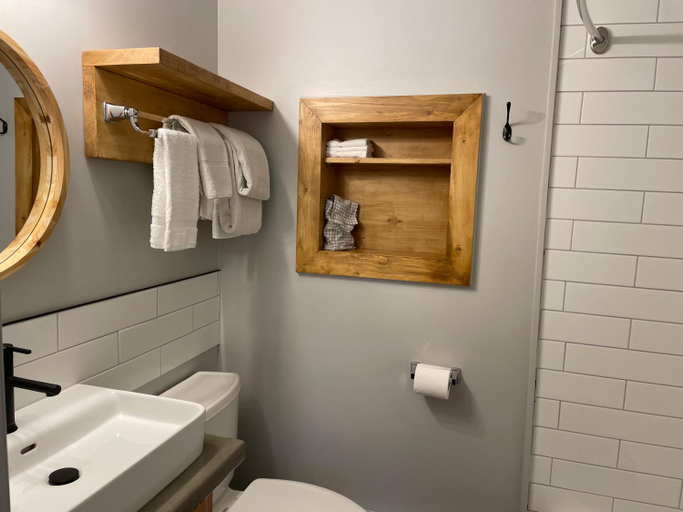Bathroom 3, Pinewood Inn, Columbia-Shuswap
