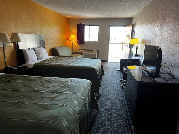 Bedroom 2, Express Inn & Suites, Chattooga