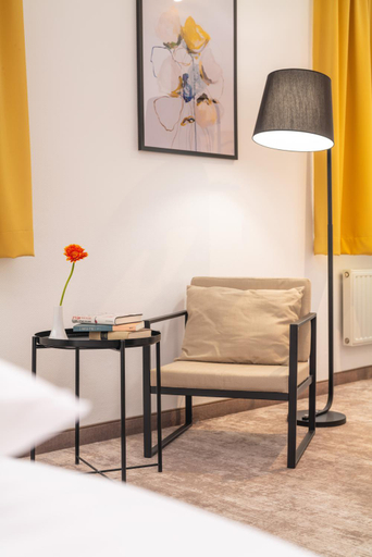 Others 5, Hotel Jean-Paul, Hof
