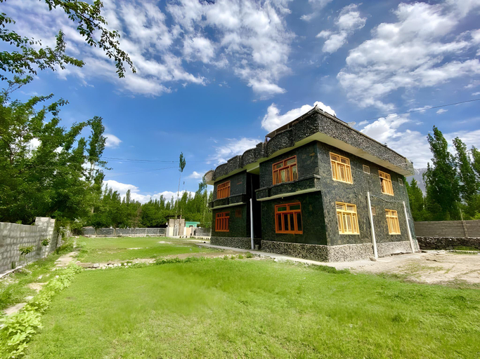 Exterior & Views