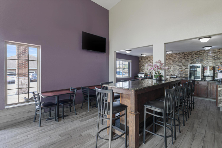 Food & Drinks 3, SureStay Plus by Best Western Kearney Liberty North, Kansas City