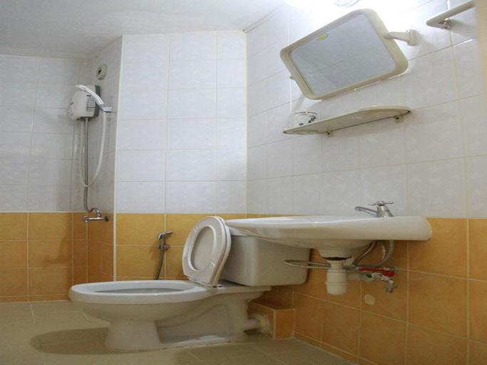 Bathroom, T8 Guest House Don Mueang Challenger, Pak Kret