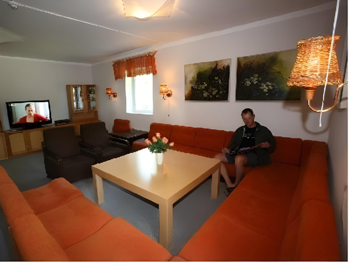 Public Area 3, Staadioni Hotell, Kuressaare