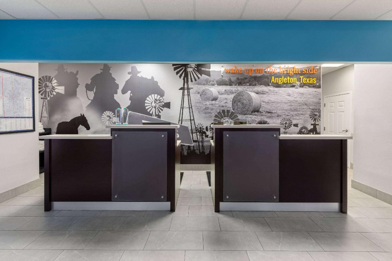 Public Area 2, La Quinta Inn & Suites by Wyndham Angleton, Brazoria