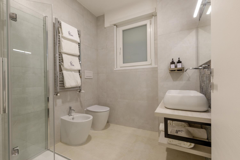 Bathroom 5, Cosmo Vatican Rooms, Roma
