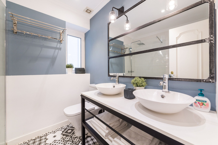 Bathroom 2, 3 Bd Apartment Perfect Location in Plaza de Chueca, Madrid