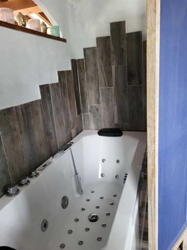 Bathroom 3, A Teppa, Haute-Corse