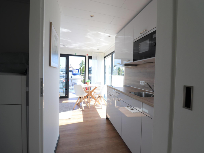 Others 5, Houseboat in Lemmer with Harbor Views, Lemsterland