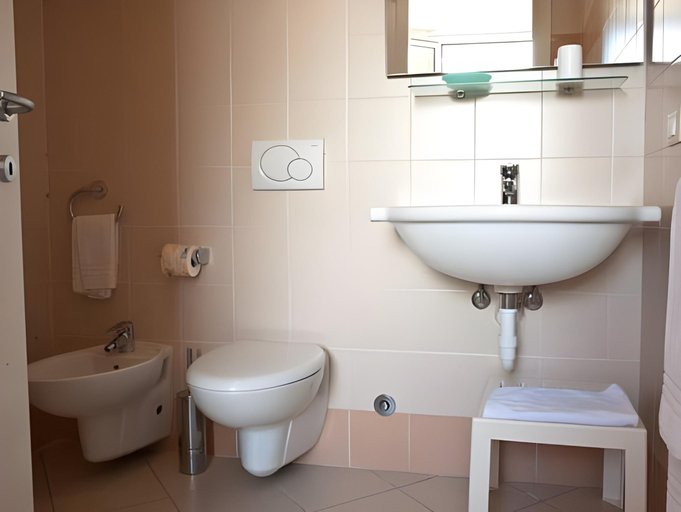 Bathroom 2, Residence Borgomare, Savona