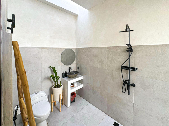 Bathroom 4, Aesthetic Villa Lala with Pool near Uluwatu, Badung
