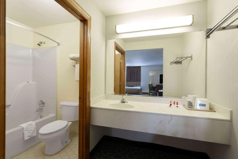 Bathroom 3, BrentwoodInn&suites, Henrico