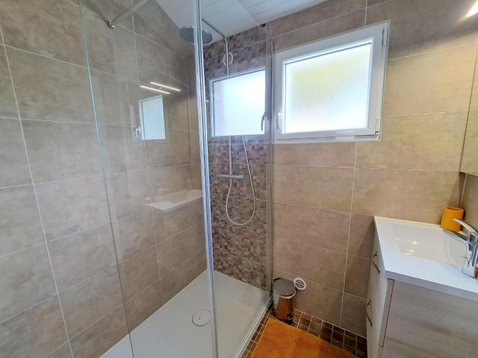 Bathroom 5, Holiday Home in Guisseny near the Beach, Finistère