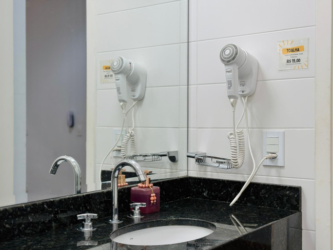 Bathroom 2, Boulevard Montreal, Camanducaia