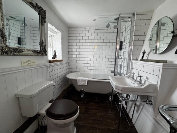 Bathroom 3, The Bowl Inn, Kent