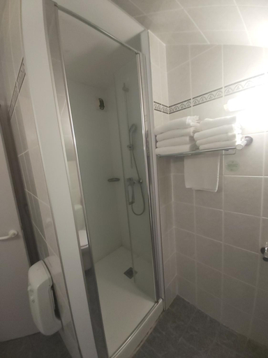 Bathroom 5, ibis Styles Bourg en Bresse, Ain