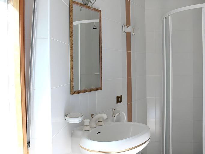 Bathroom 2, Four Rooms, Carbonia-Iglesias