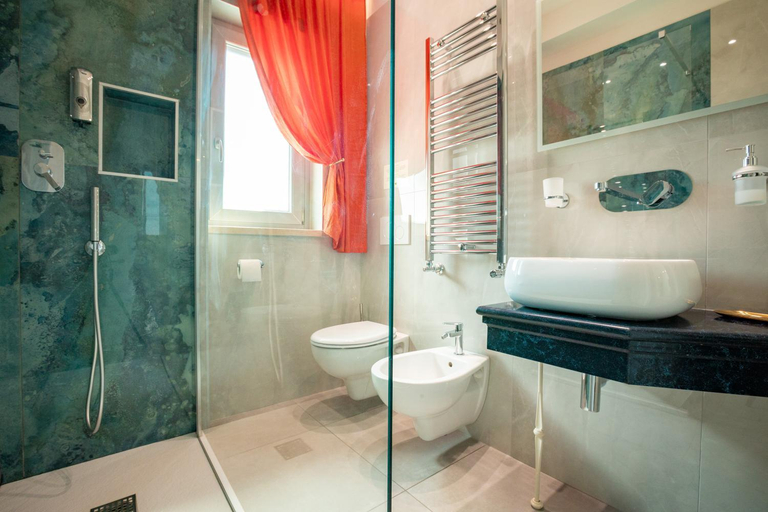 Bathroom 2, Twins Royal Suite, Rome