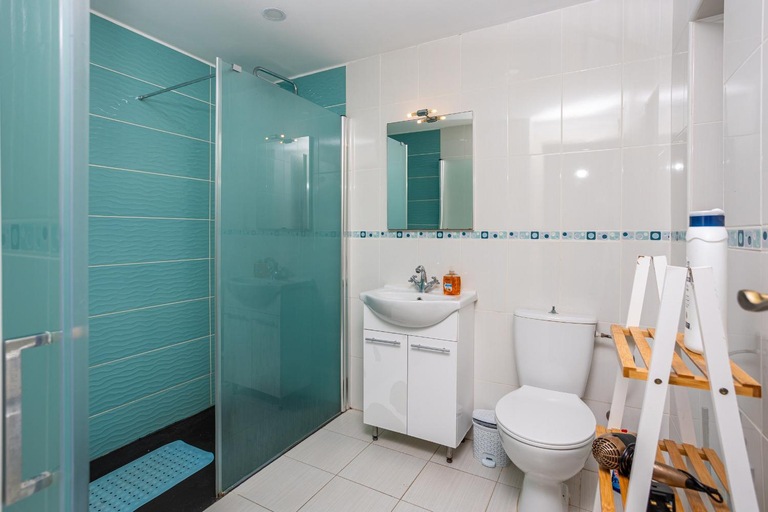 Bathroom 3, Mosta Apartments