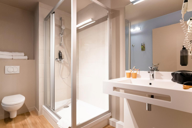 Bathroom 3, Ibis Styles Aix Les Bains Hotel, Savoie