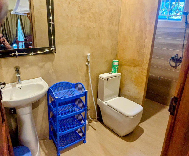 Bathroom 5, White Jaguar House, Kusini