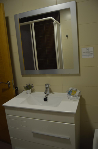 Bathroom 4, Pension Chelo, Pontevedra