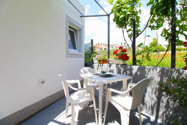 Balcony/terrace, Cozy apartment with patio and parking, Fažana