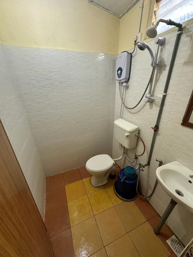 Bathroom 2, Johans Chalet & Restaurant, Mersing