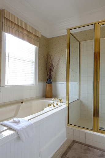 Bathroom 2, Bluff View Inn, Hamilton