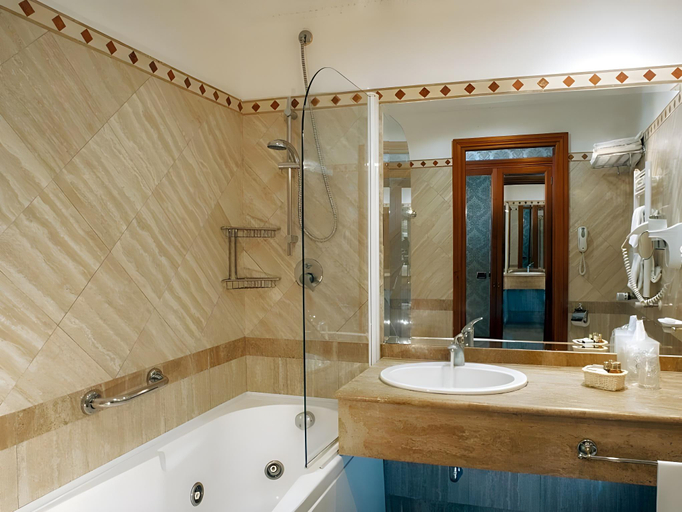 Bathroom 4, Hotel Barberini, Roma