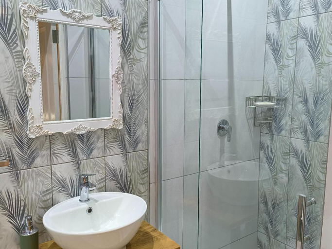 Bathroom 2, Bel-Air Guesthouse, Dr Kenneth Kaunda