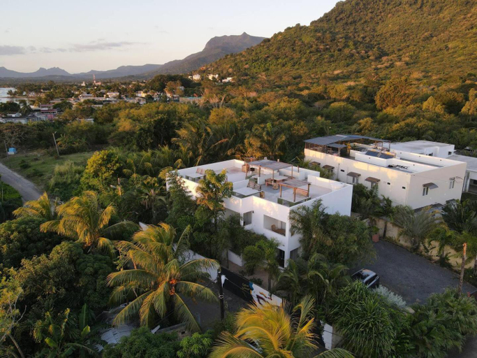 Others 3, LouKaz -Entire Rental Units w Panoramic Rooftop, Black River